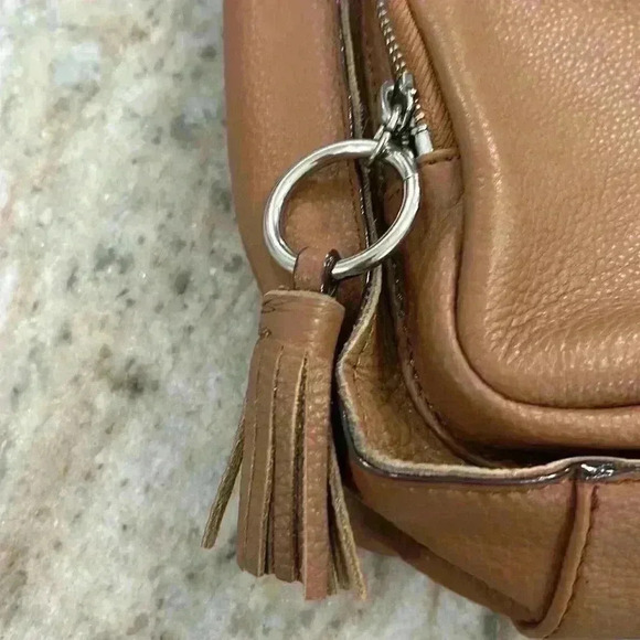 Sanctuary Women’s Crossbody purse light brown. 100%leather magnetic top closure - Picture 2 of 11